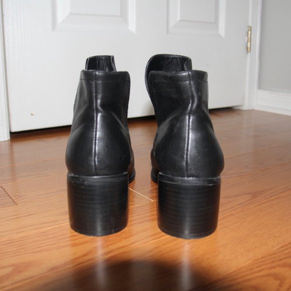 Cutout Ankle Boot - Picture 6 of 7